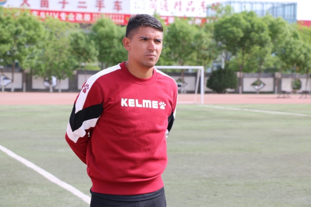 García dirigiendo en el fútbol infantil chino.
