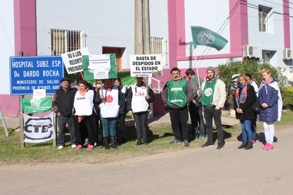 Manifestación en el hospital Dardo Rocha en acompañamiento a la jornada de lucha provincial