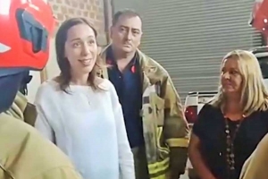 La gobernadora María Eugenia Vidal en su visita al cuartel local en el mes de febrero junto a la presidenta de la CD, Mariela Aristegui. 