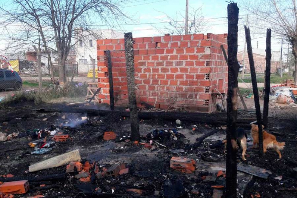 Incendio destruyó completamente una vivienda familiar