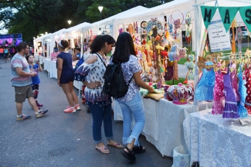 Feria de artesanos en la ciudad.