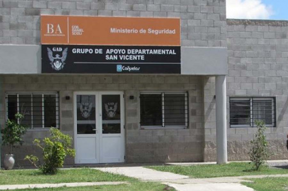 Rodas denuncia que el efectivo trabaja en la sede del GAD en Cañuelas.