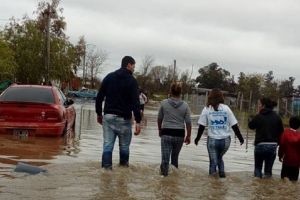 Integrantes de La Cámpora recorriendo una zona inundada. 