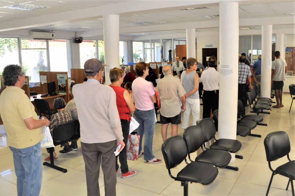 Vecinos de Cañuelas esperando en el hall del municipio para pagar sus tasas. 