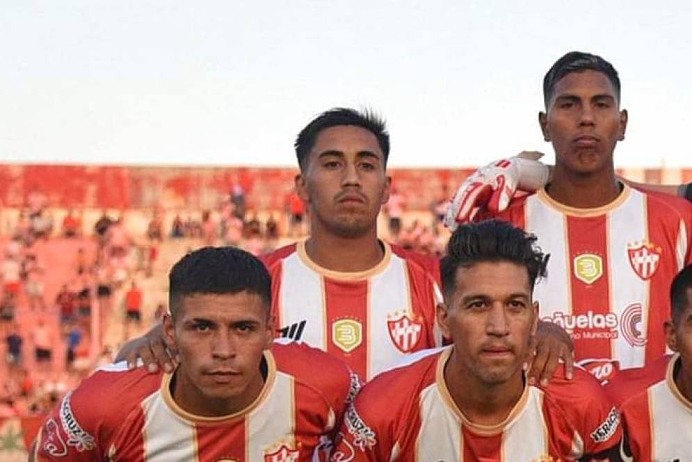 Castañeda, en el centro de la foto, jugó un gran partido en Lomas.
