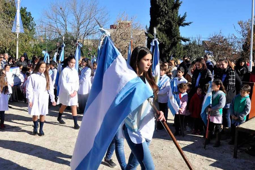 Alumnos de Cañuelas realizaron la jura de la Bandera
