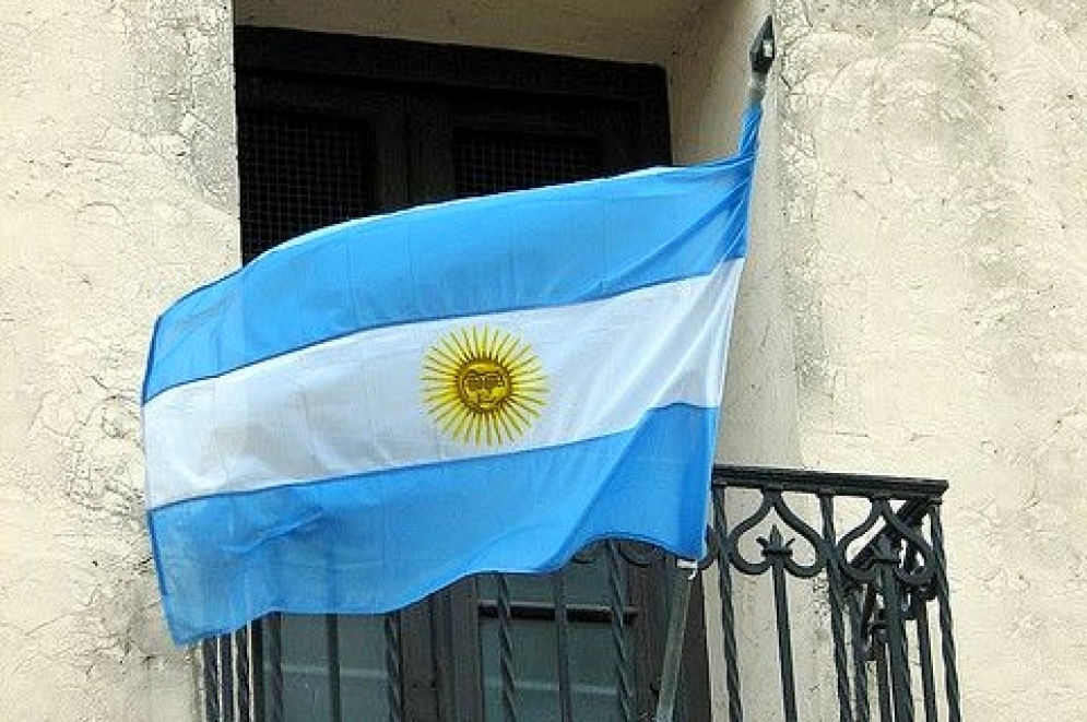 Convocan a colgar una bandera de Argentina en el frente de cada hogar.