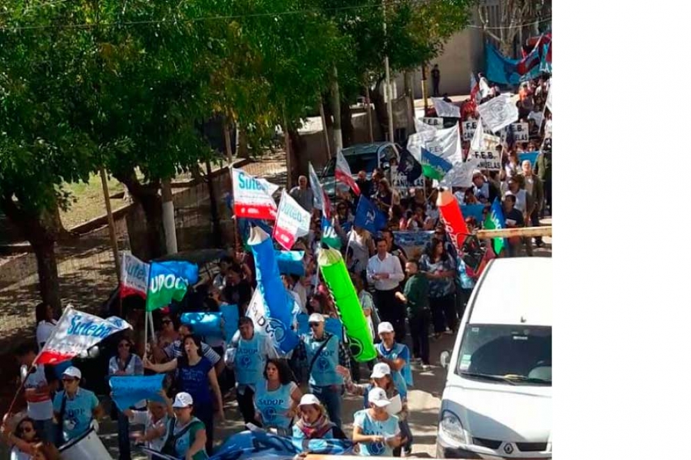 Masiva marcha de los docentes por las calles de Cañuelas