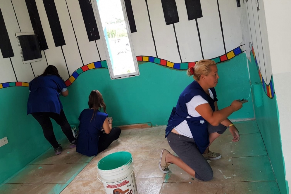 Cooperativistas pintando el nuevo jardín maternal que fue construido integramente por la agrupación.