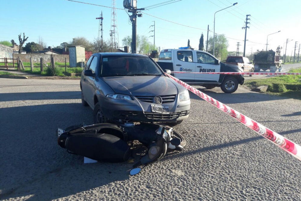 Un auto embistió a una motocicleta a metros del paso nivel de Pellegrini
