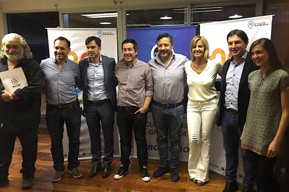 Fassi, junto a Gustavo Menéndez (centro) presidente del partido y otros dirigentes del espacio.