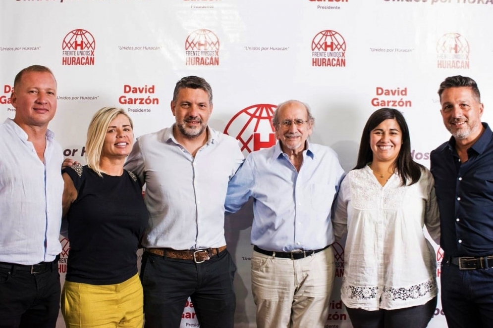 Garzón junto al vicepresidente 1° electo, Gustavo Mendelevich (primero desde la derecha), al vicepresidente 2° electo, Abel Poza (primero desde la izquierda) y demás integrantes de la lista.