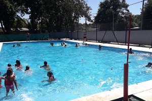 Los niños disfrutando del natatorio del barrio Libertad.