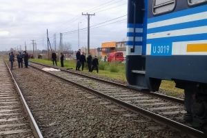El cuerpo sin vida de Úrsula Yolanda Pereyra, a metros del tren ya detenido.