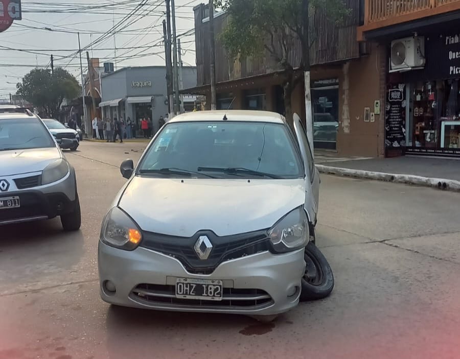 El Clio que transitaba por Acuña, culminó sobre Libertad.