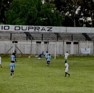 &quot;Bicho&quot; Rossi abre el marcador de penal (FOTO: Captura video de Instagram @uribe_futbolmayor)