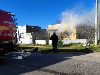 Susto y tensi&oacute;n: se incendi&oacute; una casa y una mujer de 75 a&ntilde;os termin&oacute; en el hospital