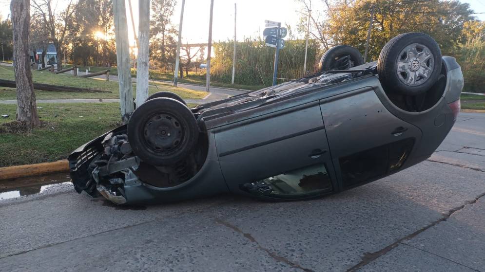 Un automovilista fue hospitalizado tras volcar en una esquina