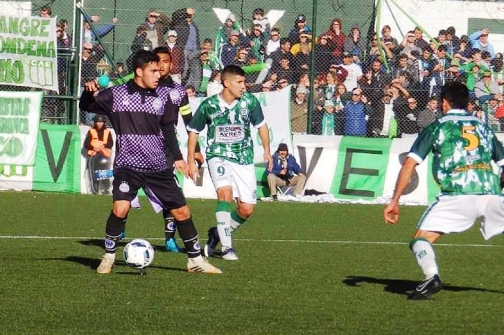 Ríos, vistiendo la camiseta de Sacachispas, en acción frente a Excursionistas. 