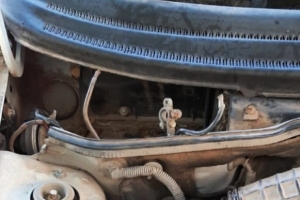 El hueco de la batería del Chevrolet Corsa.