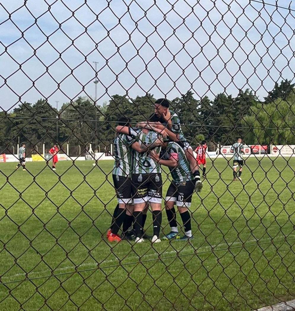 El festejo de gol ante los de Lobos.