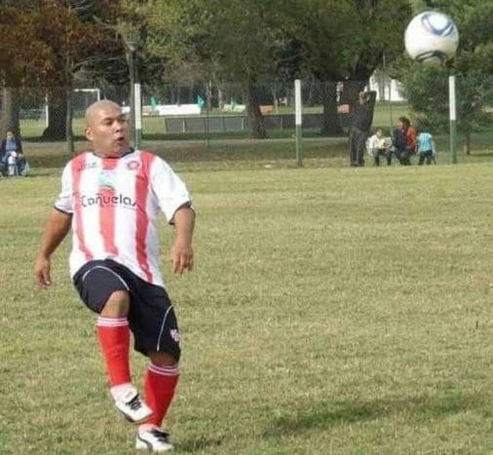 Se fue en una cancha de fútbol, entre amigos.