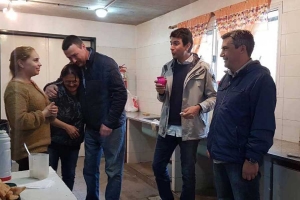 Los concejales Santiago Mac Goey y Carlos Álvarez tomando mate en la cocina de la Escuela N°34 junto al titular del Renaper, Juan José D&#039;Amico.