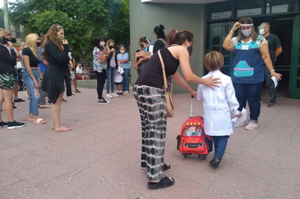 Los alumnos volvieron a la escuela y se reencontraron con sus compañeros después de un año