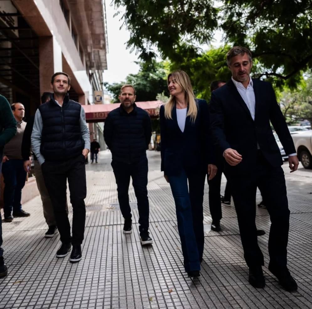 La intendenta Fassi, -junto a sus pares Mantegazza, Granados y Achaval- caminando hacia una subsede del Ministerio de Capital Humano.