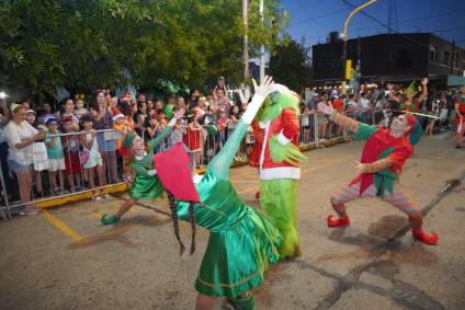 La Avenida Libertad se ti&ntilde;&oacute; de color por los festejos de Navidad