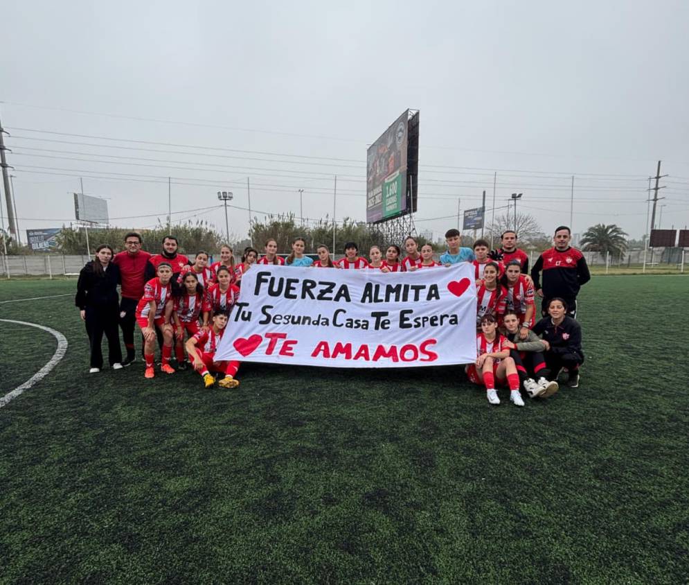 El plantel y el apoyo a una compa&ntilde;era de equipo. (FOTO: Instagram @femeninocfc).
