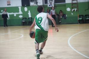 Gonzalo Sabino, buscando por el eje central. 