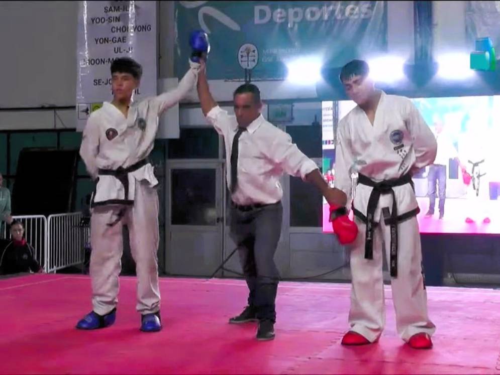 Becerra, con el pu&ntilde;o en el alto.