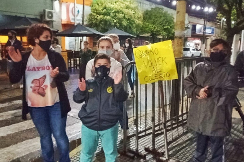La protesta incluyó una caravana de vehículos. Convocan nuevamente para este miércoles a las 17hs.