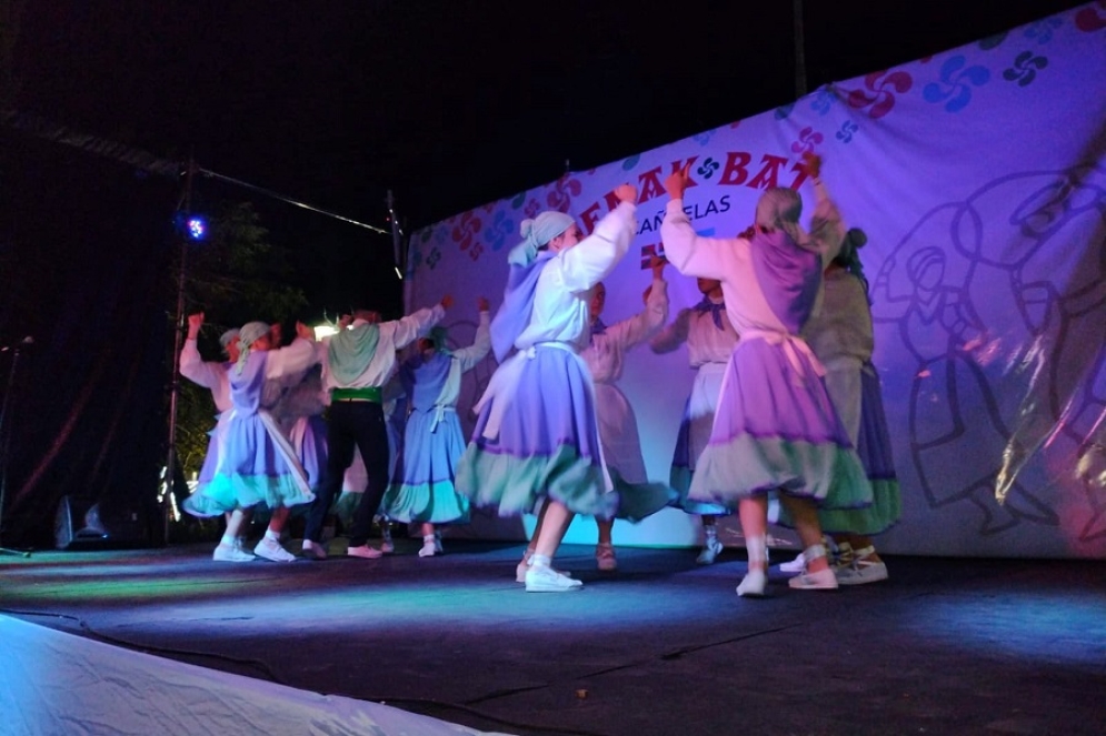 Bailarinas del Centro Vasco de Cañuelas.