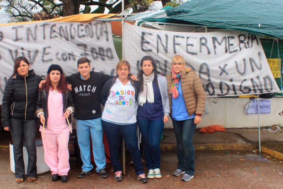 Un grupo de enfermeros instalaron una carpa en la puerta del Hospital