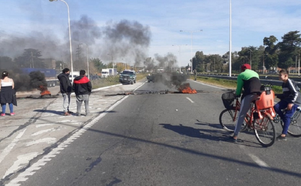 Denuncian que este viernes por la mañana retiraron el cableado de los postes.