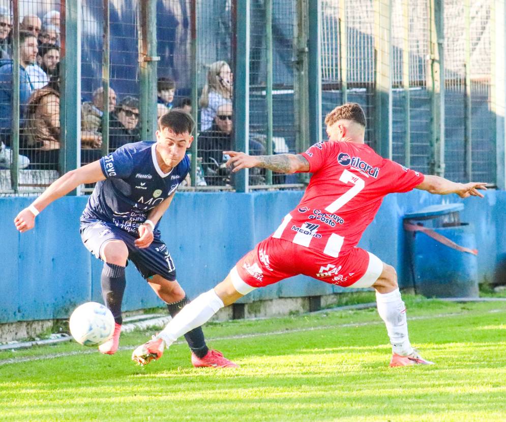 Guzmán eludiendo la marca de Pavón. (Marcela Luna, Prensa de Lamadrid).