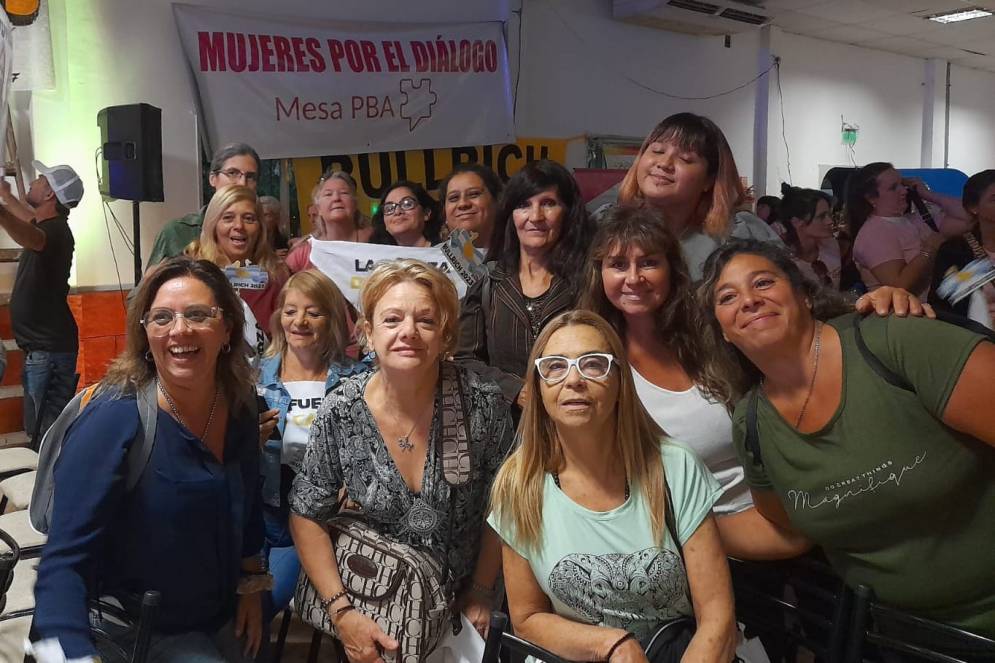 Blasco (de azul) junto a una comitiva de mujeres de Cañuelas, en un encuentro que encabezó Patricia Bullrich en La Matanza.