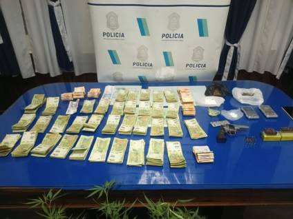 Detienen a un hombre con droga, armas y más de 1.500.000 de pesos