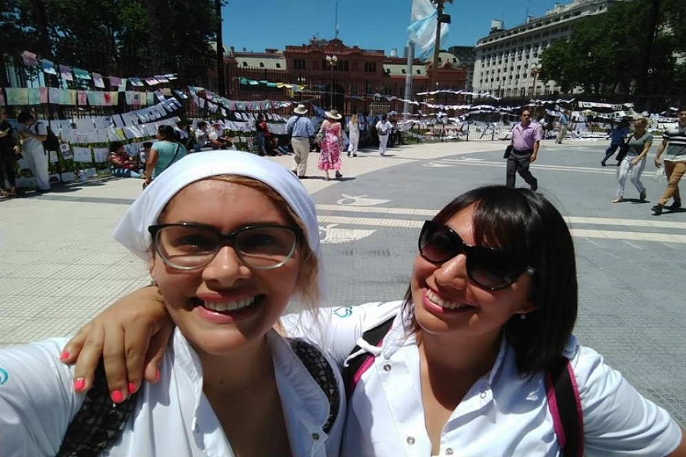 Ana Puentes (izq) en la Plaza de Mayo con una colega.