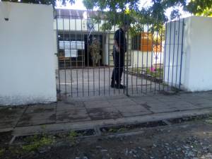 La policía cerrando la escuela N°30 de Alejandro Petión.