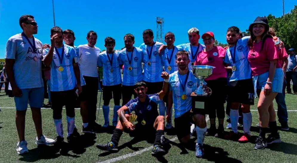 Junior, el quinto en la fila desde la izquierda.