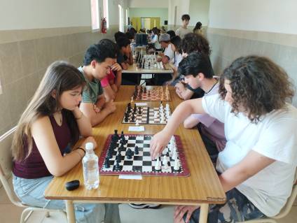 Jóvenes del barrio Libertad se destacaron en un torneo escolar de ajedrez