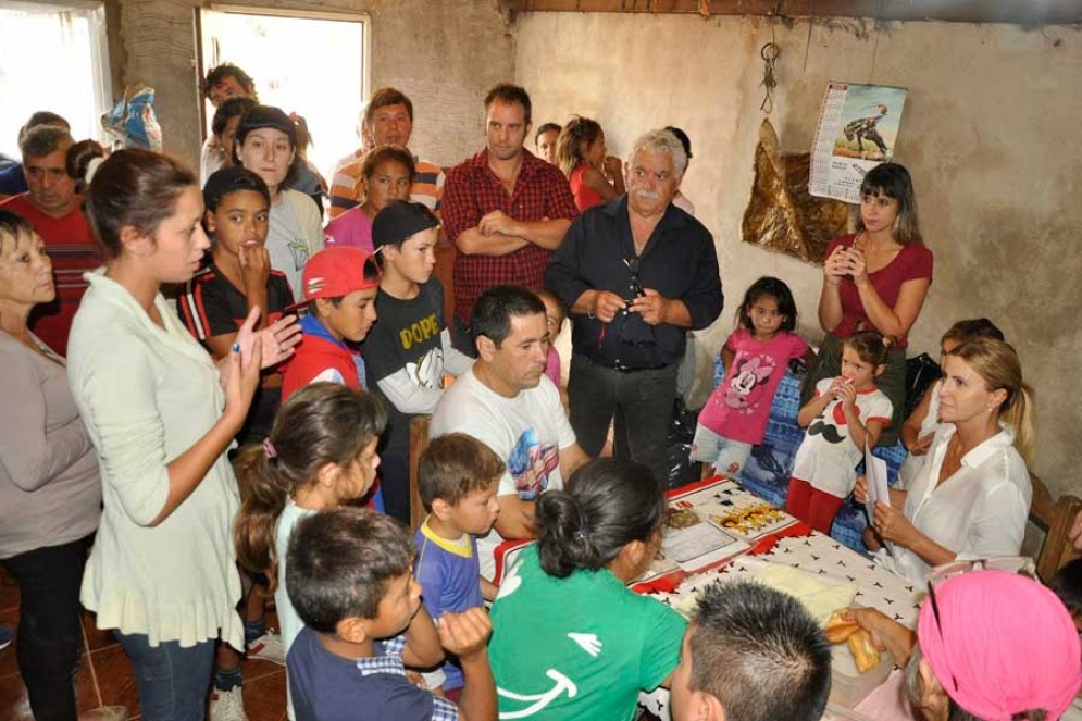 La intendenta de recorrida por el barrio Las Cañas y Uribelarrea