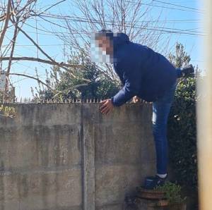 El presunto ladrón, sobre la pared.