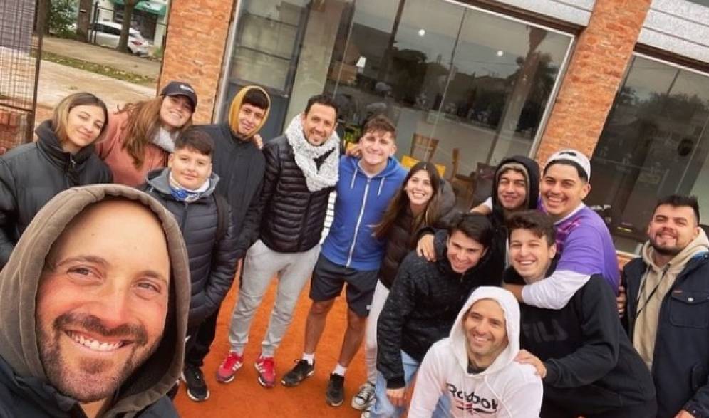 Andrés Chalcoff, el profesor de la escuela del CFC, junto a todo el equipo.