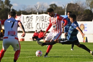 Diego Aguirre filtrando un pase para Tapparello. (Foto: Jonathan Argañaraz - CFC).