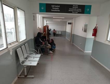 Duerme en el pasillo de un hospital desde hace 40 días y pide ayuda