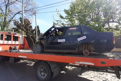 Retiran vehículos abandonados en la vía pública